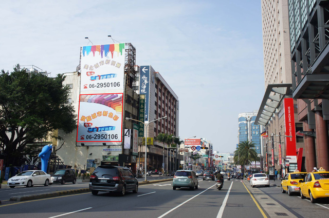 N-0364B-台南市南區西門路上，新光三越百貨商圈對面