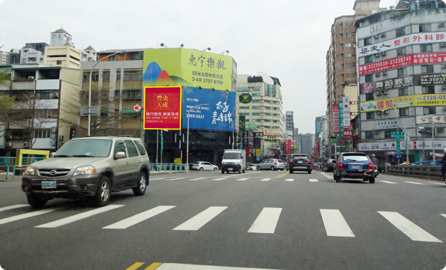 H-0409-公益路與華美街路口、往台灣大道、商圈聚集